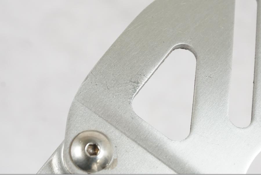 Baksidan på Fotpinnefäste från en Suzuki GSX-R 750 -2006 motorcykel.