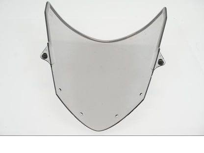 Snett uppifrån på Vindruta från en Suzuki GSX 1300 R -2010 motorcykel.