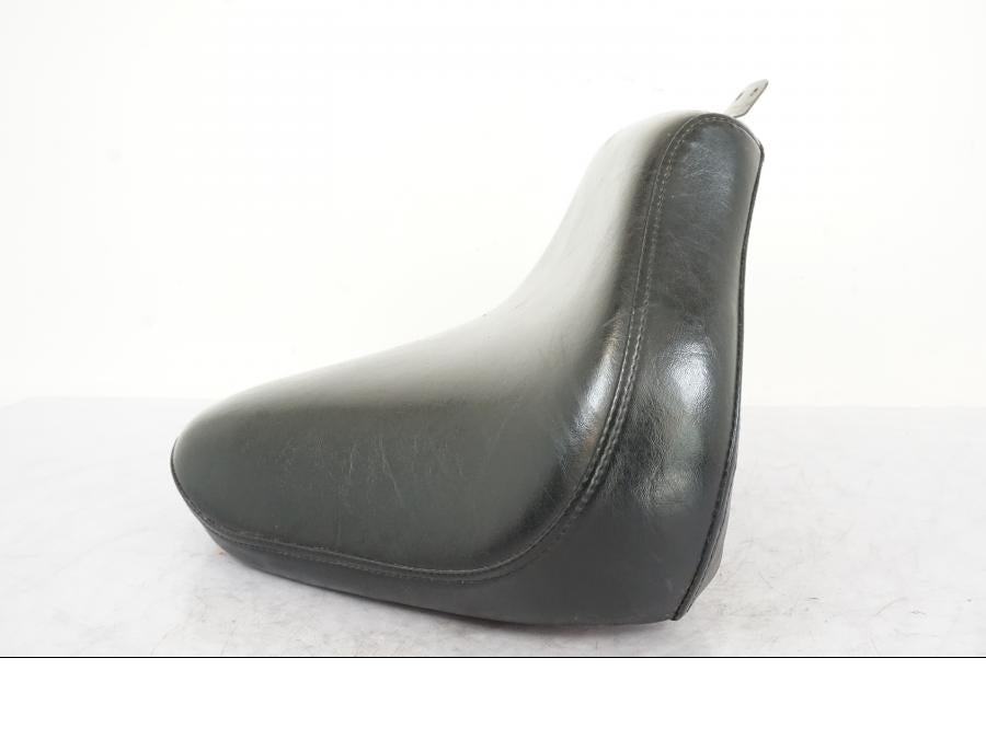 Snett uppifrån på Sadel från en Yamaha XVS 1100 -2000 motorcykel.