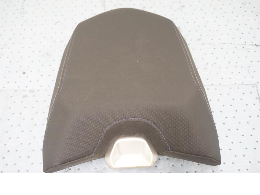 Vänster sida på Sadel från en Yamaha MT-09 Tracer -2019 motorcykel.