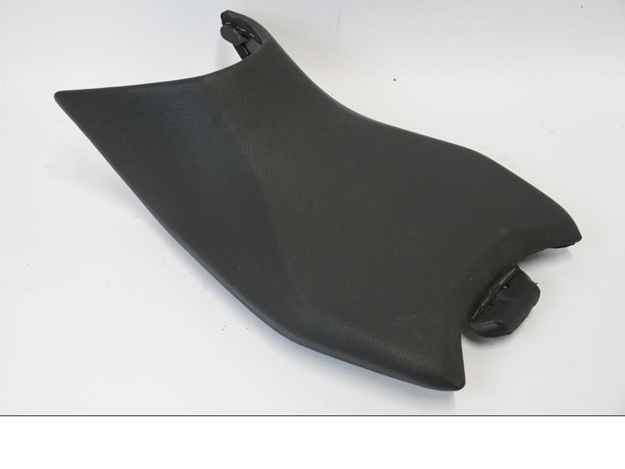 Höger sida på Sadel från en KTM 690 Duke -2016 motorcykel.