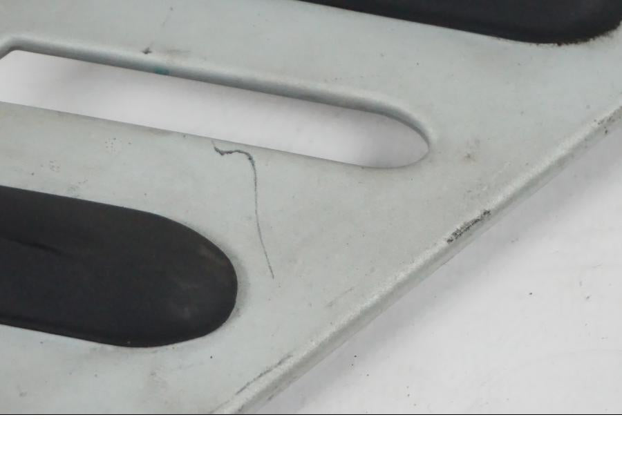 Baksidan på Ramskydd från en BMW F 650 CS -2002 motorcykel.