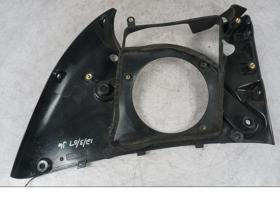 Snett nerifrån på Luftvinge från en Buell 1125 R -2008 motorcykel.