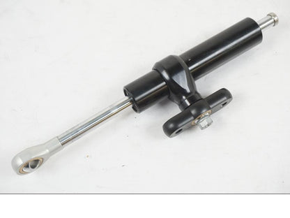 Framsidan på Styrdämpare från en KTM 1290 Super Duke R EVO -2023 motorcykel.