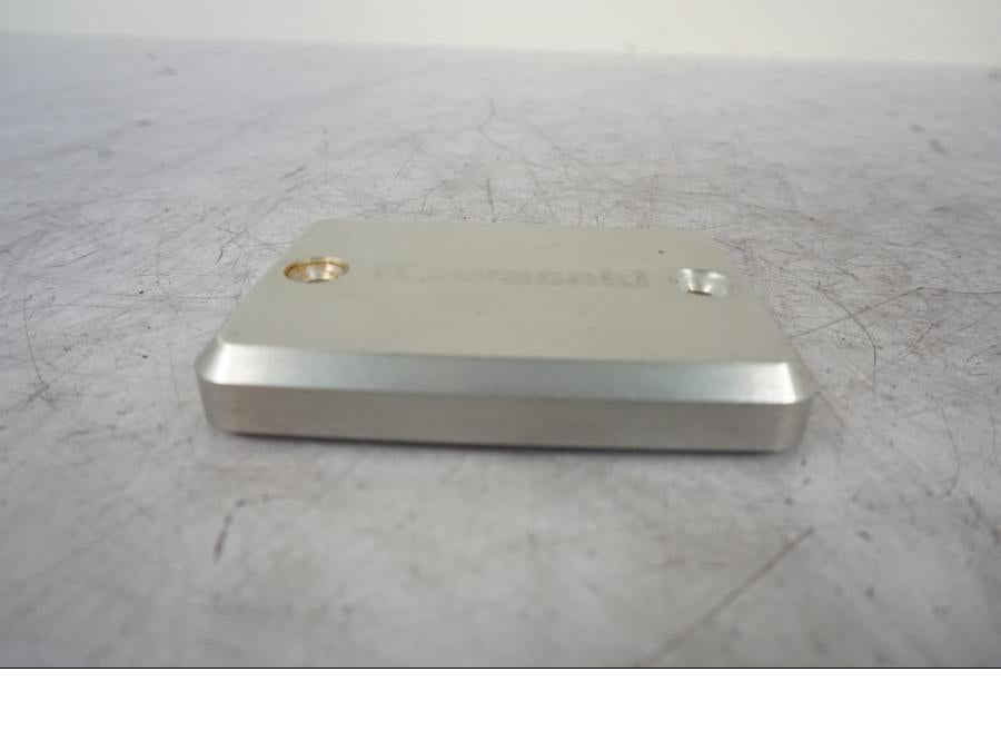 Baksidan på Bromsvätskebehållarkåpa från en Kawasaki ER-6N -2008 motorcykel.