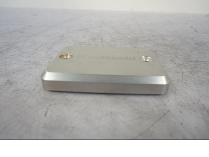 Baksidan på Bromsvätskebehållarkåpa från en Kawasaki ER-6N -2008 motorcykel.