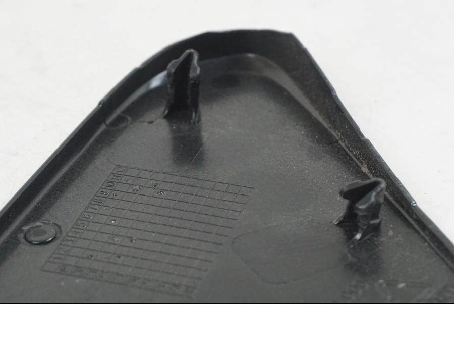 Vänster sida på Sidopanel från en KTM 1290 Super Duke R -2022 motorcykel.