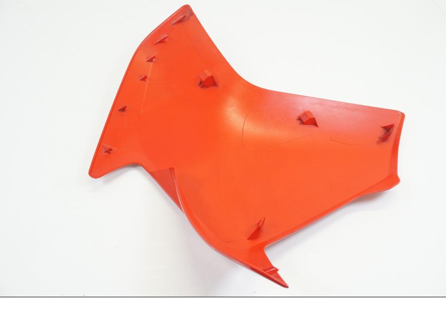 Snett nerifrån på Sidkåpa från en Ducati Multistrada 1260 s -2020 motorcykel.