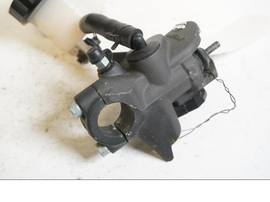 Baksidan på Bromshuvudcylinder från en Kawasaki ZX-10R -2012 motorcykel.