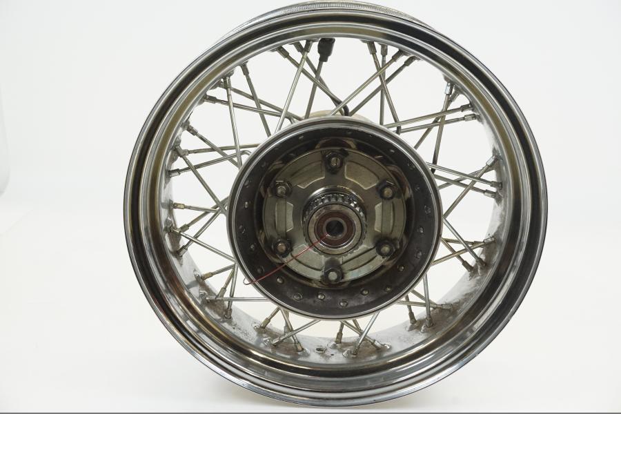 Framsidan på Fälg från en Yamaha XVS 1100 -2003 motorcykel.