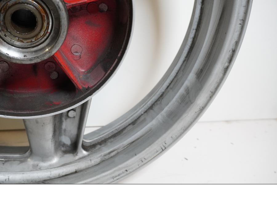 Höger sida på Fälg från en Honda CBR 1000 F -1987 motorcykel.