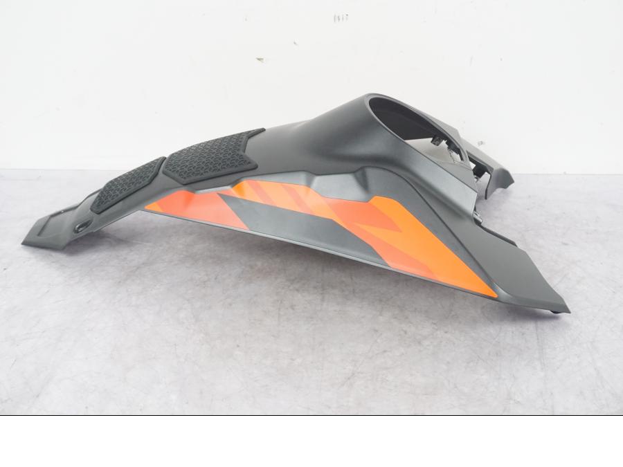 Framsidan på Tankkåpa från en KTM 1290 Super Adventure S -2023 motorcykel.