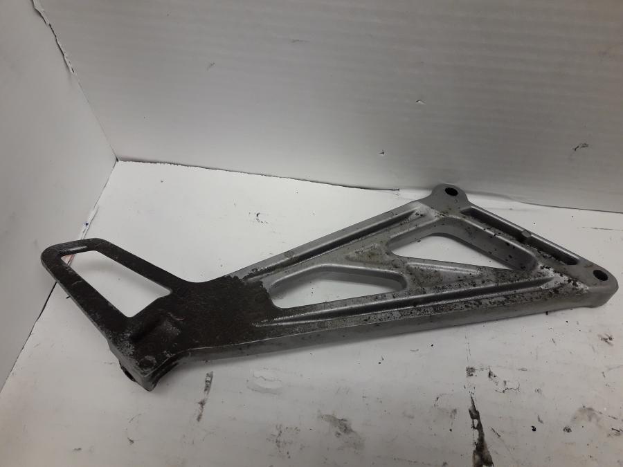 Baksidan på Fotpinnefäste från en Kawasaki KLE 500 -2001 motorcykel.