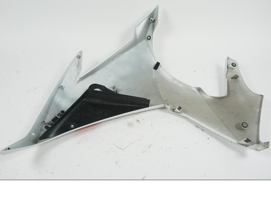 Snett uppifrån på Sidkåpa från en Yamaha XJ 6 -2011 motorcykel.