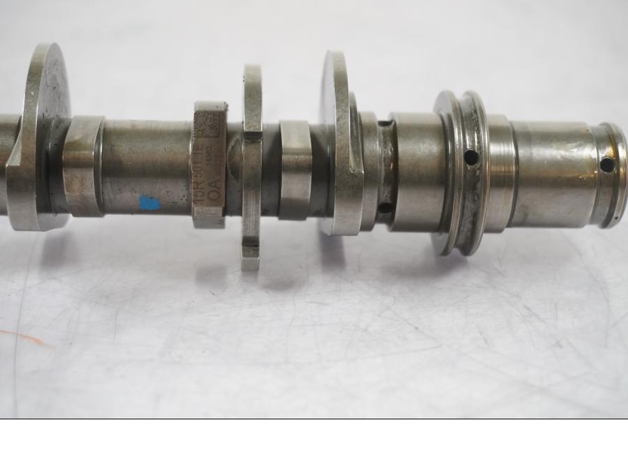 Vänster sida på Kamaxel från en Ducati Multistrada 1260 -2020 motorcykel.