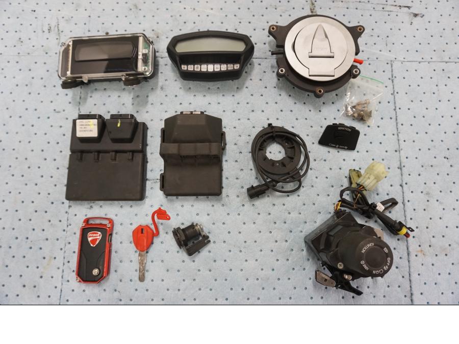 Framsidan på Låssats från en Ducati Diavel -2015 motorcykel.