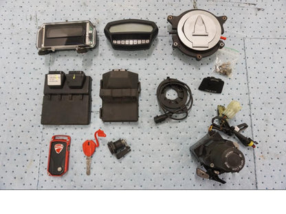 Framsidan på Låssats från en Ducati Diavel -2015 motorcykel.