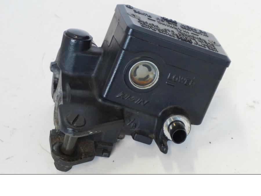 Framsidan på Bromshuvudcylinder från en Kawasaki ZR-7 -2001 motorcykel.