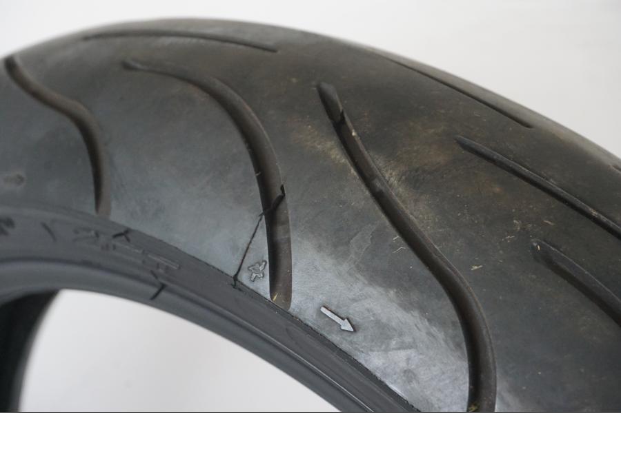 Extrabild2 på <p>Begagnad däck av märket Michelin och modell Pilot Power 2CT.</p>

<p>Dimension 110/70ZR17 M/C (54W). </p>

<p>Mönsterdjup ca: 3,00mm.</p>

<p>Mönsterdjup yttre kant ca: 3,75mm.</p>

<p>Tillv: vecka 33 år 2021.</p> moped.