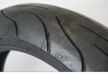 Extrabild2 på <p>Begagnad däck av märket Michelin och modell Pilot Power 2CT.</p>

<p>Dimension 110/70ZR17 M/C (54W). </p>

<p>Mönsterdjup ca: 3,00mm.</p>

<p>Mönsterdjup yttre kant ca: 3,75mm.</p>

<p>Tillv: vecka 33 år 2021.</p> moped.