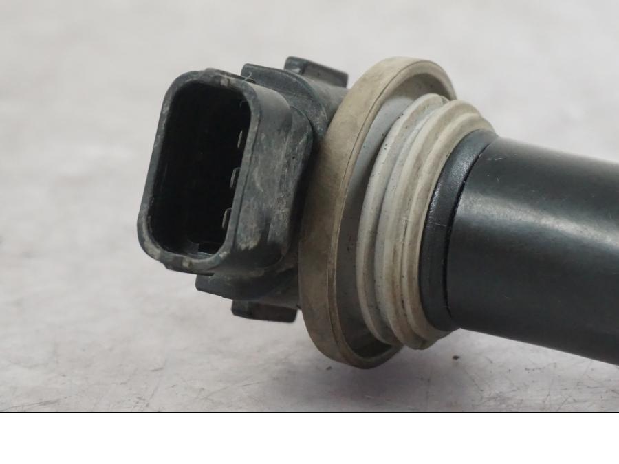 Snett nerifrån på Tändspole från en Buell 1125 R -2008 motorcykel.