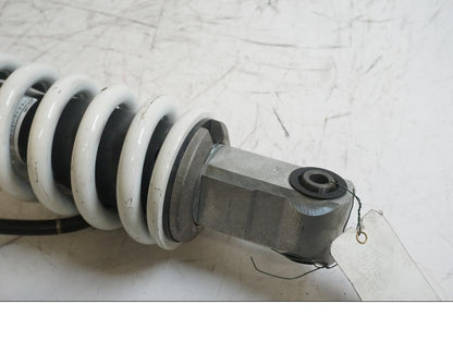 Baksidan på Stötdämpare från en Kawasaki Versys 1000 -2012 motorcykel.