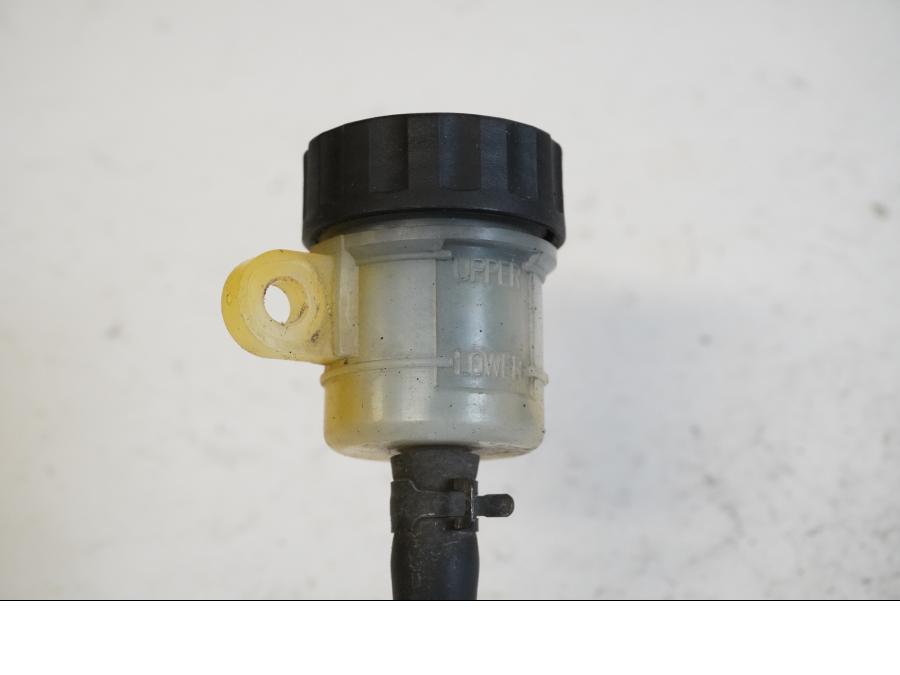 Höger sida på Bromshuvudcylinder från en Triumph Street Triple R -2011 motorcykel.