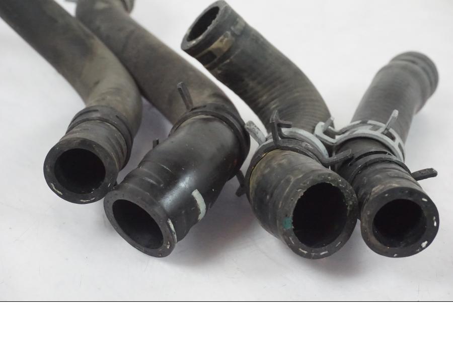 Höger sida på Vattenkyl Slang Set från en KTM 390 Adventure -2021 motorcykel.