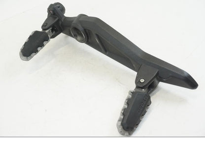 Snett uppifrån på Fotpinnefäste från en Ducati Hyperstrada -2013 motorcykel.