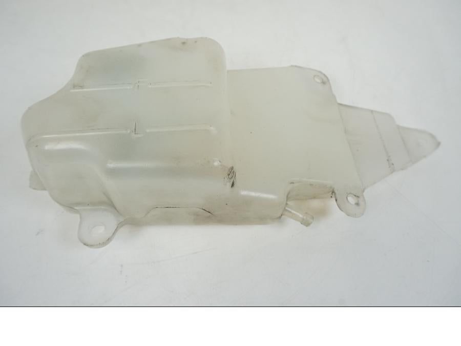 Framsidan på Vattenexpansionskärl från en Kawasaki VN 1500 Mean Streak -2002 motorcykel.