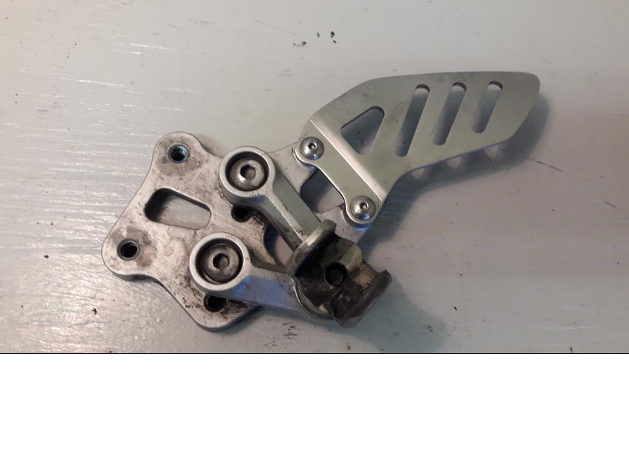 Framsidan på Fotpinnefäste från en Suzuki GSX-R 1000 -2008 motorcykel.