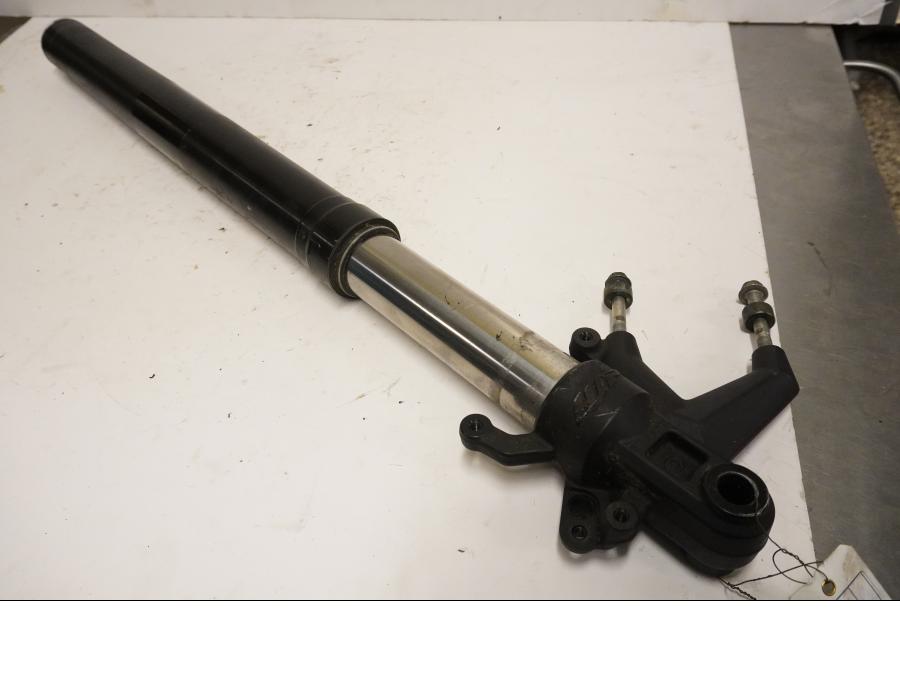 Framsidan på Gaffelben från en KTM 125 Duke -2014 motorcykel.