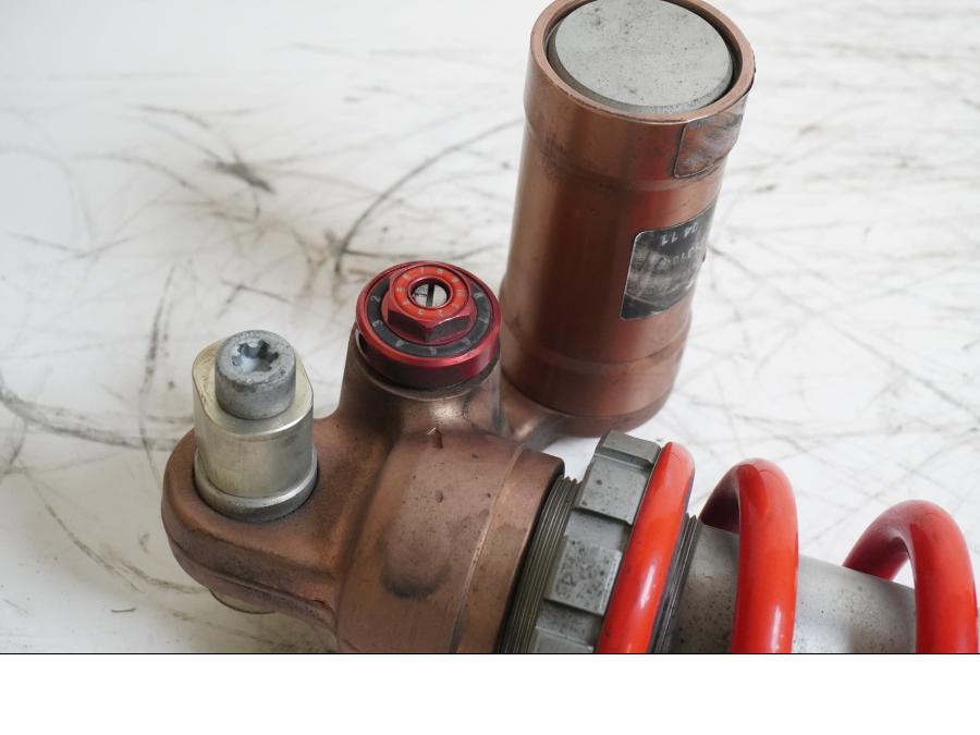 Baksidan på Stötdämpare från en BMW S 1000 RR -2011 motorcykel.