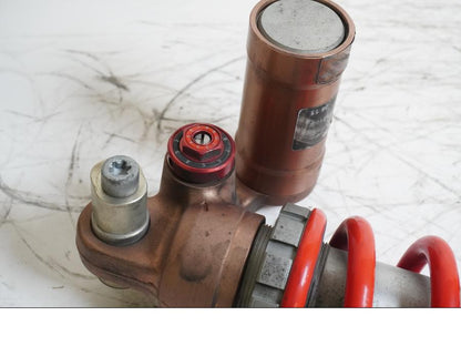 Baksidan på Stötdämpare från en BMW S 1000 RR -2011 motorcykel.