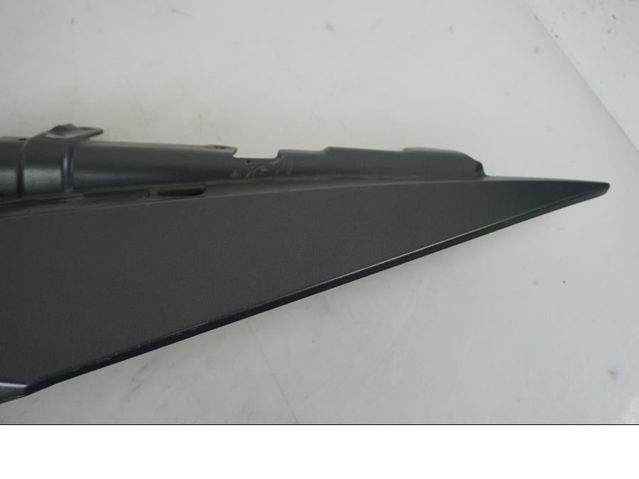 Snett nerifrån på Bakvinge från en KTM 990 Super Duke -2007 motorcykel.