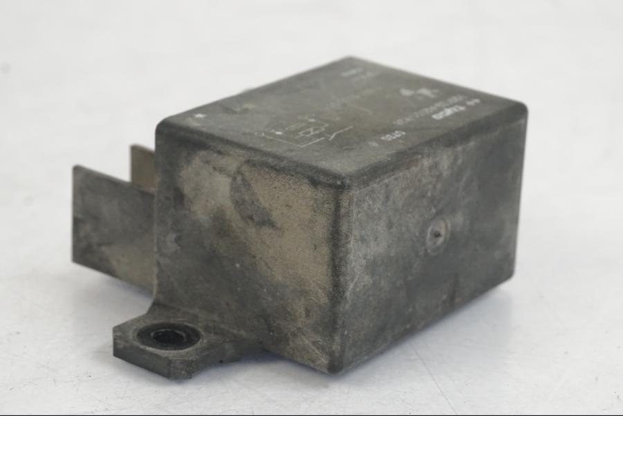 Snett uppifrån på Startrelä från en BMW F 800 GS -2008 motorcykel.