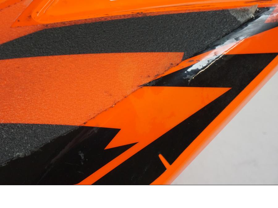 Extrabild3 på Bensintankskåpa från en KTM 1290 Super Duke R -2022 motorcykel.