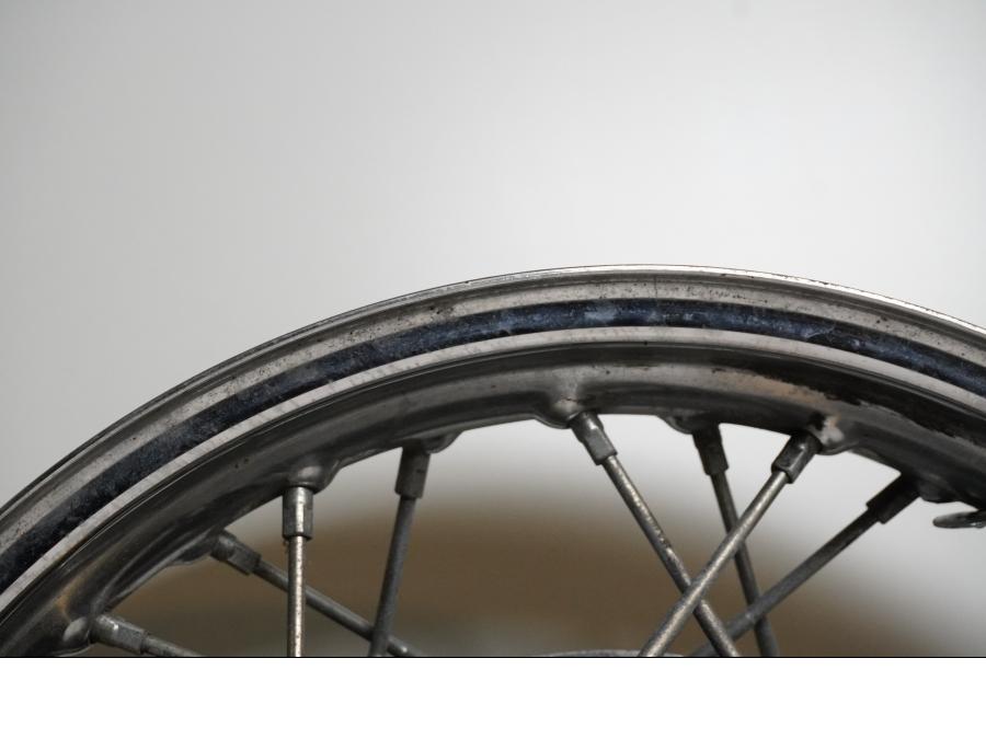 Snett uppifrån på Fälg från en Suzuki LS 650 -1996 motorcykel.