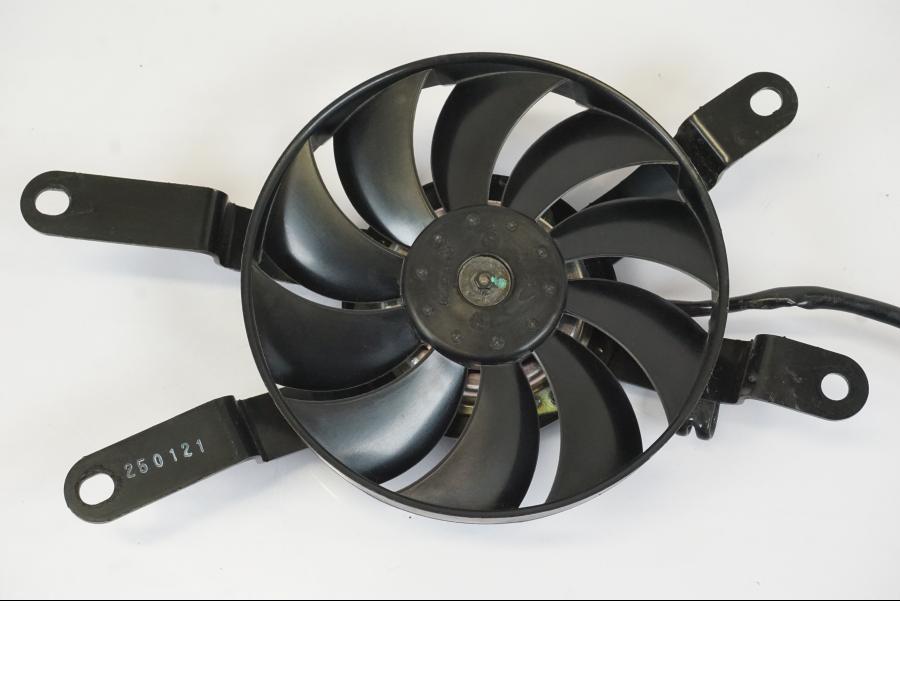 Baksidan på Vattenkylfläkt från en Triumph Trident -2021 motorcykel.