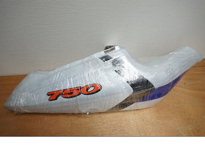 Framsidan på <p>Bakvinge höger från Suzuki GSX-R 750 1998.</p>

<p>Lättare lackskador finns.</p> motorcykel.