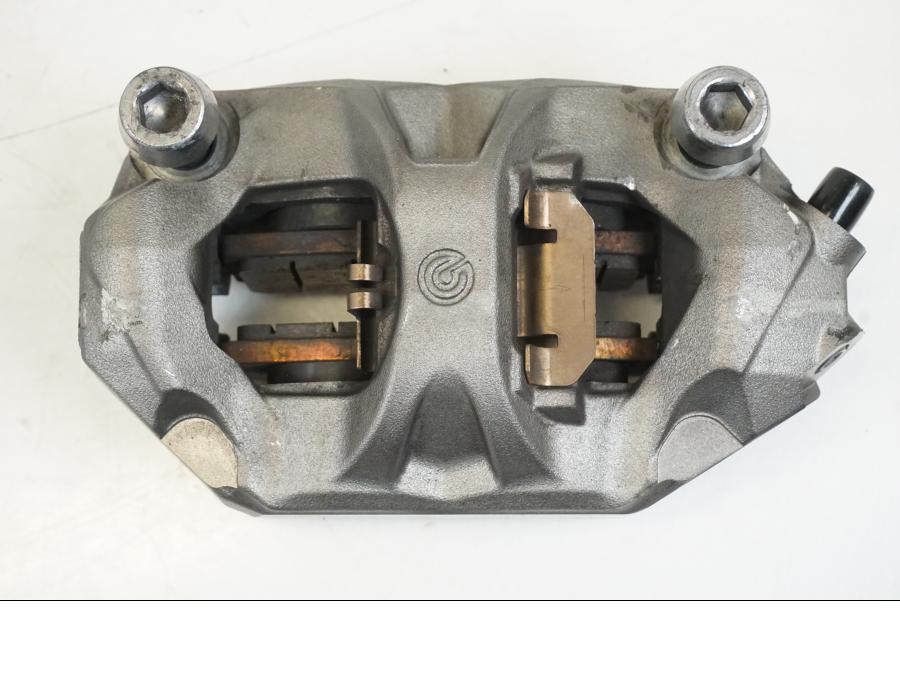 Snett nerifrån på Bromsok från en Triumph Speed Triple -2021 motorcykel.