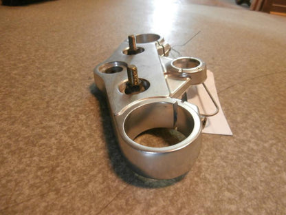 Snett nerifrån på <p>Gaffelkrona övre från Triumph Speed Triple 2009.</p>

<p>Okej skick.</p> motorcykel.