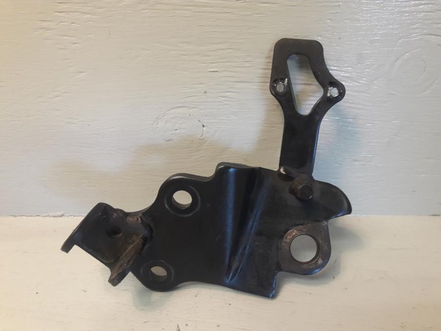 Framsidan på Fotpinnefäste från en Yamaha WR 125 -2010 motorcykel.