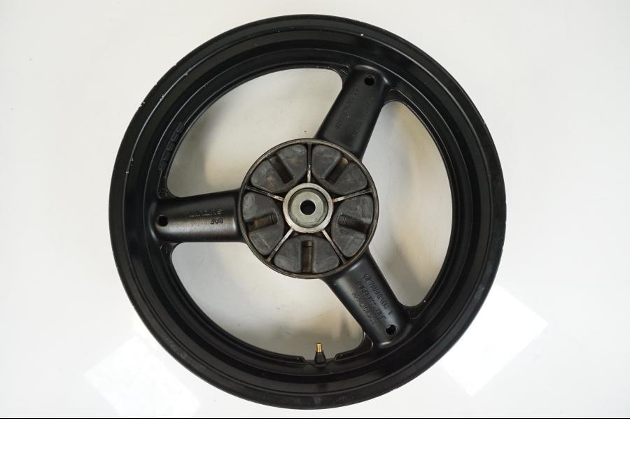 Snett nerifrån på Fälg från en Suzuki GSX 600 F -1998 motorcykel.