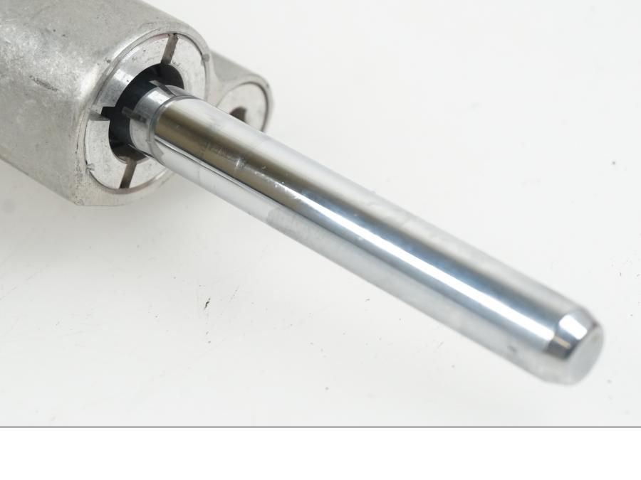 Vänster sida på Styrdämpare från en Suzuki GSX-R 750 -2009 motorcykel.