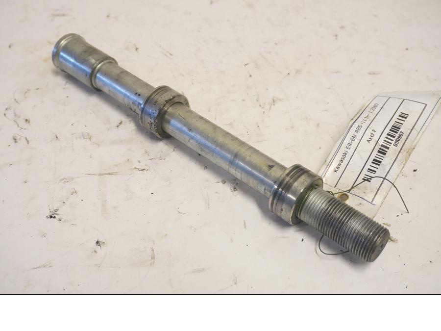 Framsidan på <p>Axel fram från Kawasaki ER-6N ABS 2011.</p>

<p>20mm ink distanser. Okej skick.</p> motorcykel.