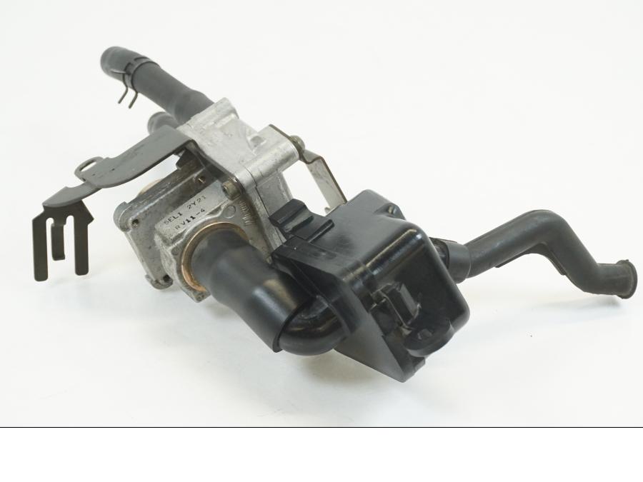 Baksidan på Fuel Evap System från en Yamaha XVS 1100 -2003 motorcykel.