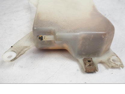 Höger sida på Vattenexpansionskärl från en Kawasaki KL 650A -1987 motorcykel.