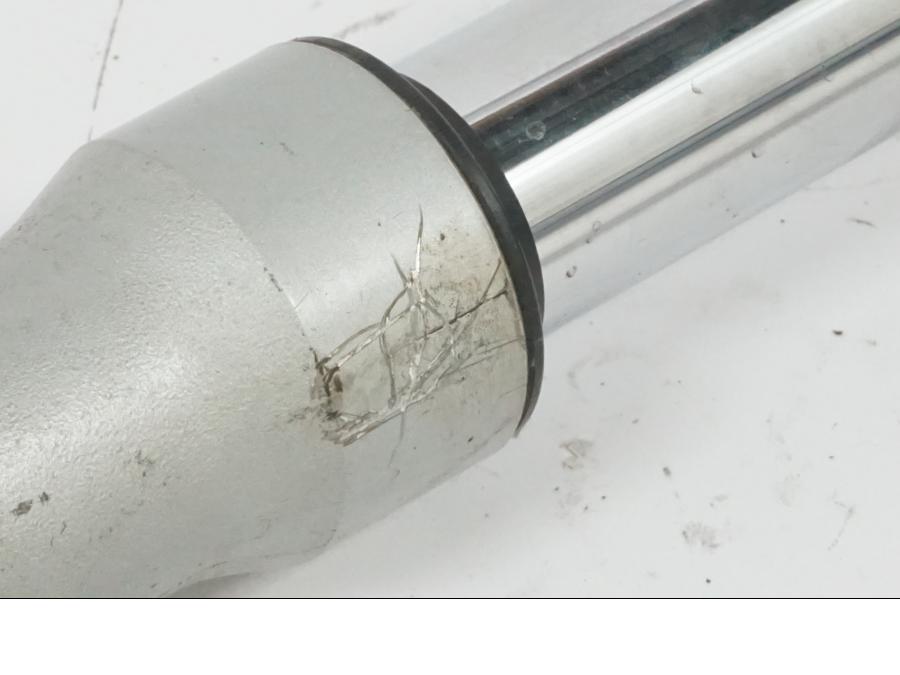 Snett nerifrån på Gaffelpaket från en BMW F 650 -1998 motorcykel.