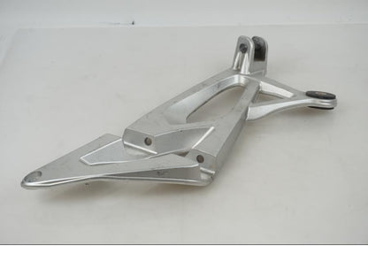 Baksidan på Fotpinnefäste från en BMW K 1200 S -2007 motorcykel.